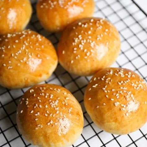 Sourdough Hamburger Buns No Yeast – Baker Recipes® Sourdough Buns No Yeast, Sourdough Discard Hamburger Buns, Buns No Yeast, Sourdough Burger, Sourdough Hamburger Buns, Yeast Baking, Burger Buns Recipe, Courgette Pasta, Panini Hamburger