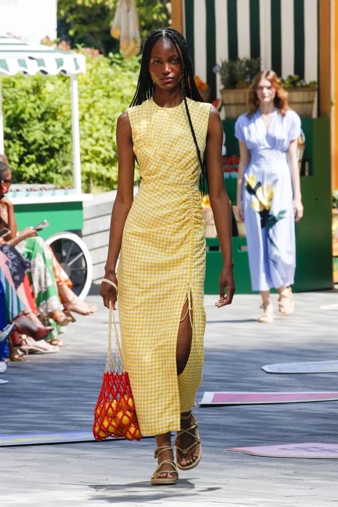 Moodboard Inspo, Yellow Clothes, Quoi Porter, Color Trends Fashion, New Street Style, Color Making, Yellow Outfit, Butter Yellow, Amazon Storefront