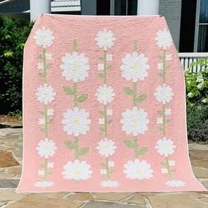 Daisy Chain quilt designed by Heather Briggs of My Sew Quilty Life Daisy Chain Quilt Pattern, Bunnyhill Quilts, Daisy Quilt Block Pattern, Garden Sewing Projects, Baby Girl Quilt Ideas, Baby Girl Quilt Patterns, Cute Quilt Patterns, Flower Baby Quilt, Spring Quilt Patterns