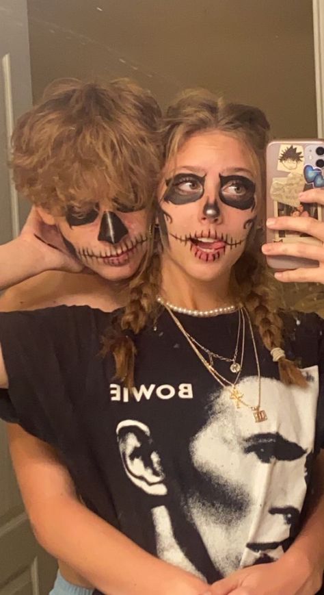 Skull Face Makeup Couples, Hallowing Costumes Couples, Couples Halloween Face Paint Ideas, Matching Halloween Makeup For Couples, Couples Skeleton Makeup, Couples Skull Makeup, Halloween Makeup Scream, Couple Halloween Face Paint, Scar Face Couple Costume