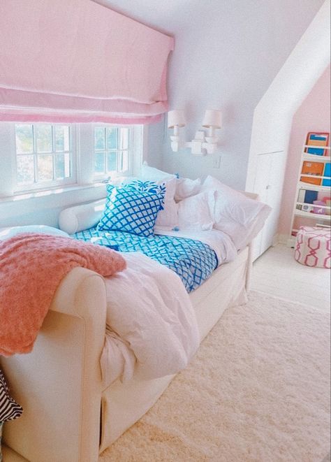 Preppy Daybed Room Ideas, Preppy Twin Bedroom, Preppy Day Bed, Preppy Room Day Bed, Preppy Reading Nook, Preppy Daybed, Preppy Hangout Room, Light Pink Preppy Bed, Day Bed Pink And White