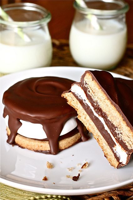 homemade moon pies! yes please! Cake Brownie, Moon Pie, Moon Pies, Oreo Dessert, Yummy Sweets, Eat Dessert, Sweets Treats, Healthy Dessert, Just Desserts