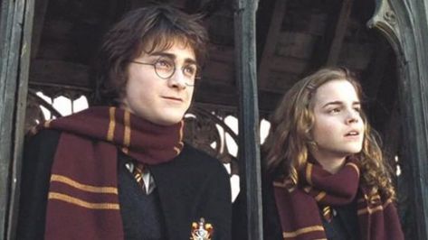 props - Do Harry Potter scarves in the movies have house emblems? - Movies & TV Stack Exchange Harry Potter Scarves, Scarf Harry Potter, Harry Potter Gryffindor Scarf, Gryffindor Scarf, Hogwarts Uniform, Harry Potter Accessories, Harry Potter Ron Weasley, Harry And Hermione, Harry Potter Scarf