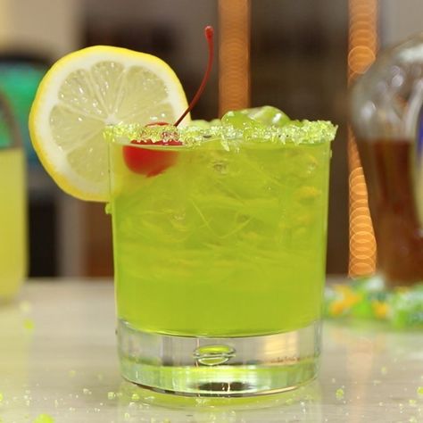 Satisfy your sweet tooth and booze cravings with this heavenly Green Apple Jolly Rancher Cocktail, garnished to perfection. Gingerale Cocktail, Jolly Rancher Cocktail, Green Apple Jolly Rancher, Jolly Rancher Drink, Jolly Rancher Shot, Adult Beverages Recipes, Melon Liqueur, Candy Drinks, Tipsy Bartender