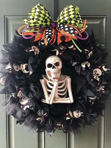 Scary Halloween Wreath, Porche Halloween, Den Mrtvých, Halloween School Treats, Skeleton Wreath, Halloween Door Wreaths, Halloween Mesh Wreaths, Spooky Black, Diy Halloween Wreath