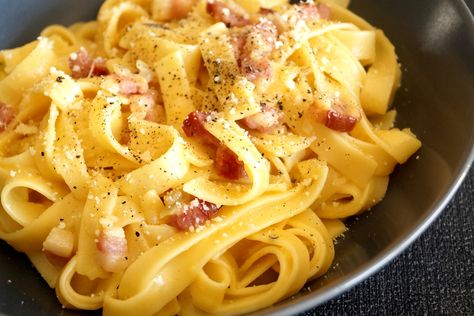 Une délicieuse Recette de Tagliatelles à la carbonara, ça vous tente? Celle-ci vient de la vraie recette traditionnelle de l'Académie de la Cuisine Italienne. Nobu Recipes, Pandan Chicken, Japanese Takoyaki, Tagliatelle Carbonara, Cob Loaf, Curried Sausages, Italian Biscuits, Pancetta Pasta, Pasta Carbonara Recipe