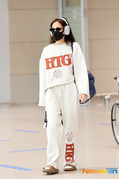 JENNIE back from PARIS and arrived at INCHEON AIRPORT 20220709 #JENNIE #BLACKPINK #ARRIVAL #PARIS #2022 Jennie Back, Jennie Airport Fashion, Airport Hairstyles, Jennie Airport Style, Jennie Airport, Jennie Chanel, Airport Fits, Bff Photoshoot Poses, Icn Airport