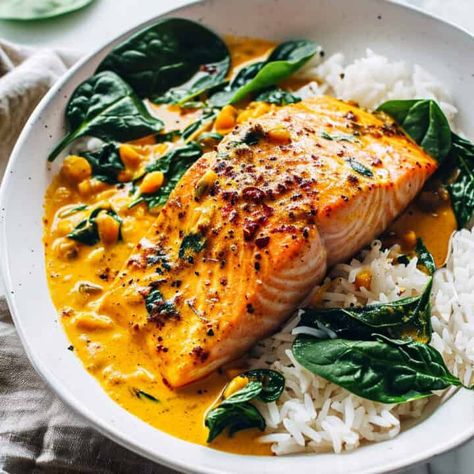 Creamy Coconut Salmon Curry - Savvy Bites Coconut Salmon, Simple Baked Salmon, Salmon Curry, Salmon Soy Sauce, Curry Spices, Salmon Dinner, Healthy Fish, Thai Curry, Curry Sauce