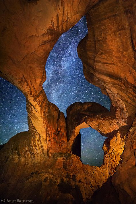 Stars through Double Arch, Arches National Park, Utah, USA Mother Gaia, Night Landscape Photography, Wonderful Nature, Night Photo, Utah Travel, Pretty Backgrounds, Utah Usa, Night Landscape, Utah National Parks