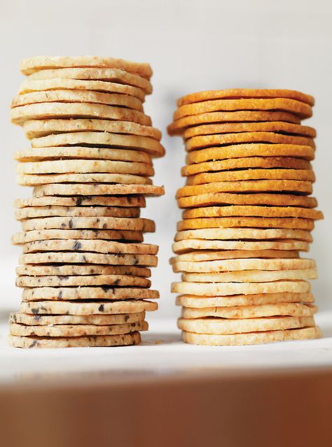 Parmesan Crackers, Savoury Crackers, Basic Cookies, Savoury Biscuits, Homemade Crackers, Savoury Baking, Cracker Recipes, Crumpets, Biscuit Cookies