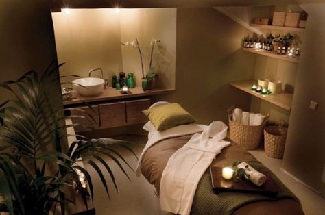 Diseños de cubiculo estéticos Spa Massage Therapy, Deco Spa, Massage Room Design, Spa Massage Room, Massage Room Decor, Massage Therapy Rooms, Dream Salon, Esthetician Room Decor, Beauty Therapy Room