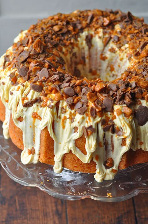 Butterfinger Bundt Cake - Leftover Halloween candy? Turn it into a yummy cake! I made this one for our football Sunday get together. Super easy and served a crowd! #footballfood #halloweenrecipes #halloweenparty #halloweencandy #bundtcake Cake Football, Yummy Candy, Bundt Recipes, Leftover Halloween Candy, Torte Cupcake, Football Sunday, Mary Berry, Bundt Cakes Recipes, Pound Cake Recipes