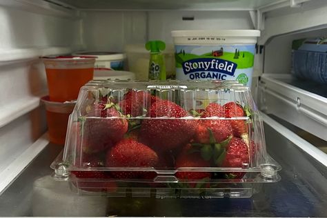 Why I'll Only Store My Strawberries Upside Down From Now On How To Store Cucumbers, Storing Strawberries, Diy Food Ideas, How To Store Strawberries, Diy Canning, Cooking Conversions, Yummy Fruit, Storing Fruit, Food Knowledge