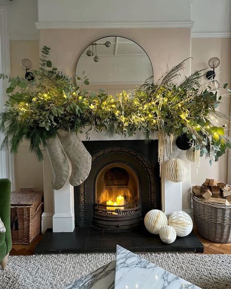 Easy Thanksgiving Table Decor, Table Decor Thanksgiving, Xmas Fireplace, Napkin Folds, Christmas Mantel Decor, Fireplace Garland, Pretty Christmas Decorations, Minimalist Christmas Decor, Christmas Mantle Decor