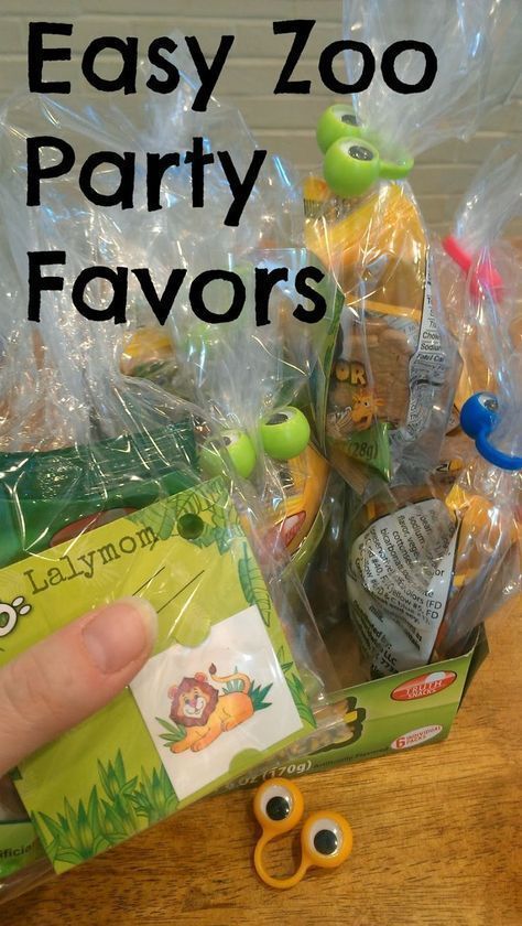 If you're hosting a zoo-themed birthday party, you have to check out these inexpensive and easy zoo-themed birthday favor bags from LalyMom. These animal party favors are so cute! Great for toddler parties or even VBS or classroom celebrations, these zoo party favor bags are easy to put together and best of all: cheap! Make these favor bags up on a dime! Animal Theme Food, Zoo Birthday Theme, Food Ideas Cute, Zoo Birthday Party Food, Zoo Birthday Cake, Zoo Animal Cupcakes, Zoo Theme Birthday, Zoo Birthday Party, Animal Party Favors