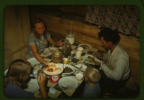 Dust Bowl, Family Eating, Marie Curie, American Life, Vintage Interiors, Old Recipes, Colour Photograph, Vintage Magazine, Library Of Congress