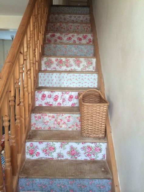 Stairs Cottagecore, Aesthetic Stairs, Shabby Chic Hallway, Baños Shabby Chic, Shabby Chic Design, Dream Life House, Dream House Rooms, Cute House, Dream Room Inspiration