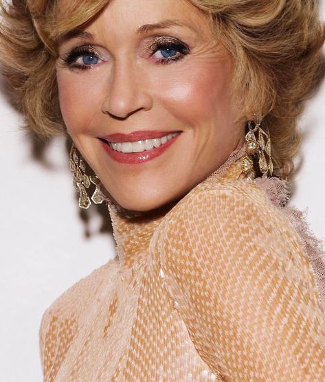 Jane Fonda Makeup: How To Do Your Eyes Up Like Hers | Beautygeeks Elderly Makeup, Beautiful Wrinkles, Makeup You Need, Makeup Over 50, Shimmery Eyeshadow, Evening Makeup, Jane Fonda, Bride Makeup, Women Over 50