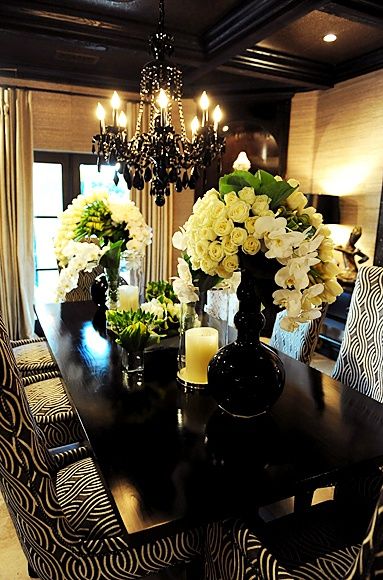 modern-green-and-white-arrangements Dinning Room Black Table, Green Tablescape, Tablescape Inspiration, Room Black, Party Pictures, Renovation Design, Black Table, Cool Ideas, Elegant Dining