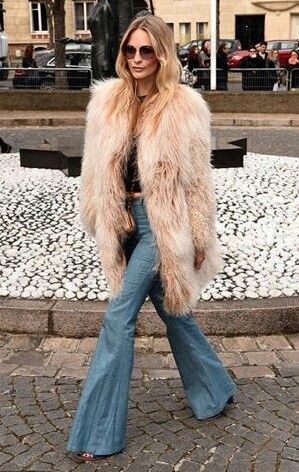 fall fashion, autumn aesthetic, fur coat, flare pants, 70s style Looks Adidas, 00s Mode, Stile Blair Waldorf, 70s Girl, Adrette Outfits, Winter Outfits Aesthetic, 70s Inspired Fashion, Poppy Delevingne, Renee Zellweger