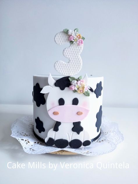 Moo Moo I'm Two Birthday Cake, La Vaca Lola Cake, Cow Birthday Cake Ideas, Cow Cakes Birthday Girl, Pink Cow Cake, Cow Cake Ideas, Cowgirl Birthday Cakes, Cow Birthday Cake, Farm Birthday Cakes