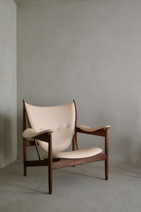 The Chieftain Chair in Neutrally-Toned Space Curated by Charlotte Taylor. A cozy minimalist interior with neutral-toned walls create a serene, airy ambiance. Chieftain Chair, Charlotte Taylor, Finn Juhl, One Colour, Architectural Details, By Charlotte, The Exhibition, American Design, Architecture Details