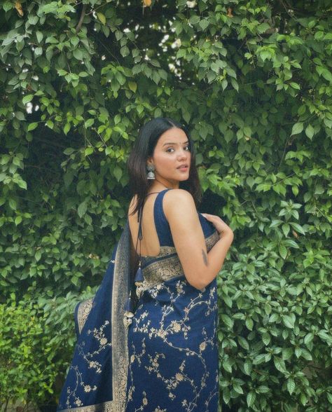 ig.aashixsahni Blue Saree Aesthetic, Blue Blouse Saree, Farewell Looks, Poses On Saree, Saree Pics Poses, Blue Indian Aesthetic, Blue Saree Look, Blue Indian Outfit, Pose In Saree