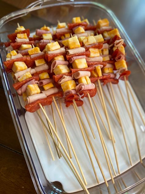 Food Ideas For Bday Party, Cute Finger Food Ideas, Gender Reveal Ideas For Party Food Bbq, Snacks On Sticks, Food To Serve At 1st Birthday Party, Charcuterie On Sticks, Food On Sticks Appetizers, Party Snacks Kids Birthday Food Ideas, Diy Birthday Snacks