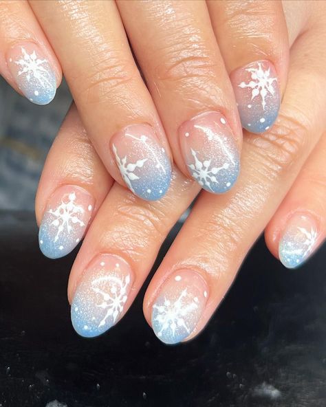 Winter Ombre Nails Dip Powder Nails Ombre Winter, Dipped Nails Ideas Winter Ombre, Winter Ombre Nails Ideas, Ombre Snowflake Nails, White And Blue Ombre Nails, Winter Wonderland Nail Designs, Dipped Nails Ideas Winter, Baby Blue Ombre Nails, Holiday Ombre Nails