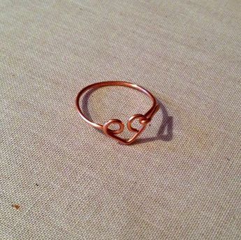 Free Tutorial - Simple Wire Heart Ring: Lisa Yang's Jewelry Blog Wire Jewelry Rings, Diy Jewelry Rings, Wire Heart, Diy Ring, Wire Jewelry Making, Wire Jewelry Tutorial, Jewerly Making, Wire Jewelry Designs, Wire Ring