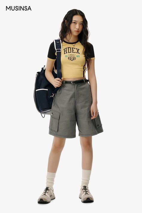 Pose Reference Casual, Casual Pose Reference, Enhypen Fate World Tour, Tomboy Streetwear, Feminine Style Casual, Baby Tee Outfit, Jeans Outfit Ideas, Outfit Ideas For School, Concept Clothing