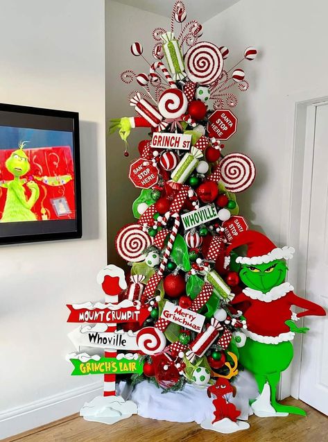 Immagini Grinch, Whoville Christmas Decorations, Grinch Trees, Grinch Decorations, Grinch Christmas Party, Whoville Christmas, Grinch Christmas Tree, Christmas Cutouts, Grinch Christmas Decorations