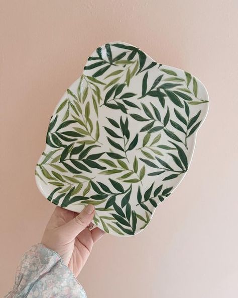 Leafy Pottery Painting, Sage Green Pottery Painting, Leaves Pottery Painting, Leaf Pottery Painting, Painting Pottery Ideas Vase, Green Pottery Painting Ideas, Pottery Painting Ideas Green, Green Pottery Painting, Pottery Painting Green