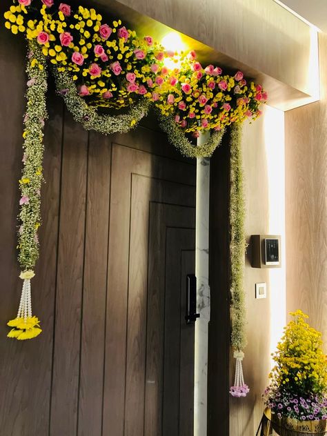 Devghar Decoration Ideas, Graha Pravesh Decoration, Door Flower Decoration Entrance, Entry Door Decor, Door Flower Decoration, Housewarming Sign, Home Flower Decor, House Front Door Design, Ganpati Decoration At Home