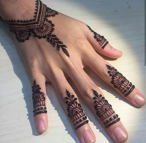 Mehndi Designs Simple Tikki, Mehndi Designs Tikki, Tikki Design, Tikki Mehndi Design, Simple Henna Designs Hand, Tikki Mehndi, Small Henna Designs, Henna Designs Back, Hand Mehndi Designs