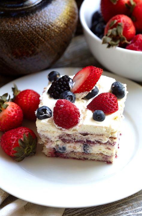 Triple Berry Tiramisu, Berry Tiramisu Recipe, Berry Chantilly Tiramisu, Moscato Berry Tiramisu, Mixed Berry Tiramisu, Fruit Tiramisu, Italian Tiramisu Recipe Italy, Mini Trifle Desserts, Tiramisu Italian