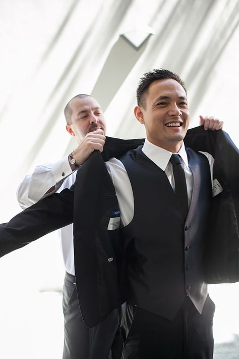 Tips for Shooting Groom Preparation Photos Wedding Preparation Photos, Groomsmen Wedding Photos, Groomsmen Pictures, Groomsmen Photography, Groomsmen Poses, Groomsmen Getting Ready, Wedding Fotos, Groom Photoshoot, Groom Pictures