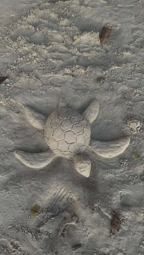 Beach Asthetics Photos Ideas, Sand Ideas At Beach, Sand Ideas, Beach Sand Art, Tropical Core, Sand Drawing, Coconut Dream, Beach Instagram Pictures, Sand Castles