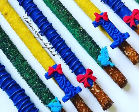 Snow White Chocolate Covered Oreos, Snow White Treats Ideas, Snow White Treats, Snow White Dessert Table, Snow White First Birthday Party, White Treats, White Party Foods, White Pretzels, White Chocolate Covered Oreos