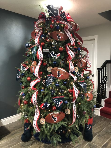 Houston Texans Christmas Tree Football Themed Trees, Falcons Christmas Tree, Football Tree Ideas, Football Theme Christmas Tree, Nfl Christmas Tree Ideas, Sports Christmas Tree Ideas, Christmas Football Theme, Sports Christmas Tree, Texas Christmas Tree