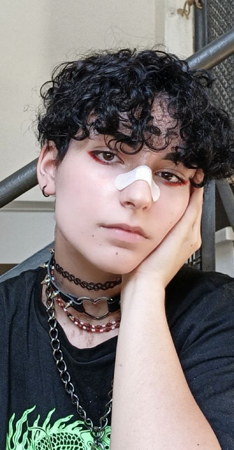 Ftm Eyeliner, Enby Masc Makeup, Dark Masc Makeup, Nonbinary Eye Makeup, Dsmp Makeup, Masculine Eyeliner Looks, Eyeliner Masculine, Androgynous Makeup Looks, Masc Eye Makeup