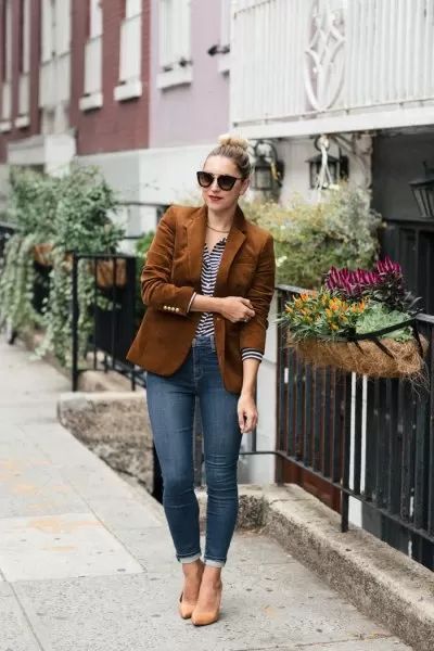 How To Wear Corduroy Jacket, Navy Corduroy Blazer Outfit Women, What To Wear With Corduroy Jacket, Styling Brown Corduroy Jacket, How To Style A Corduroy Jacket, Courdroy Women Outfit, Green Corduroy Blazer Outfit, Brown Blazer Fall Outfit, Rust Blazer Outfit Women