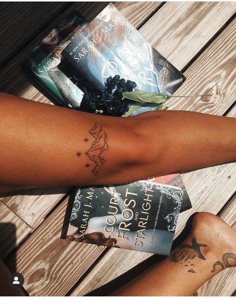 Velaris Tattoo Knee, Feyre Inspired Tattoo, Climb The Mountain Tattoo, Mountain Knee Tattoo, Acotar Tattoo Ideas Nesta, Court Of Dreams Tattoo, Velaris City Of Starlight Tattoo, Rhysand Tattoo Knee, Rhys Knee Tattoo