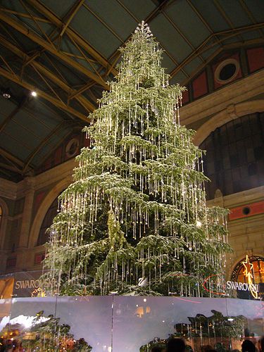 Zürich, Hauptbahnhof | Flickr - Photo Sharing! Christmas Train Around Tree, Christmas Tree With Lights Only, Christmas Tree With Icicles, Best Christmas Trees Decorated, Iced Christmas Tree, Christmas Tree Icicles, Icicle Christmas Tree, Ice Christmas Tree, Huge Christmas Tree