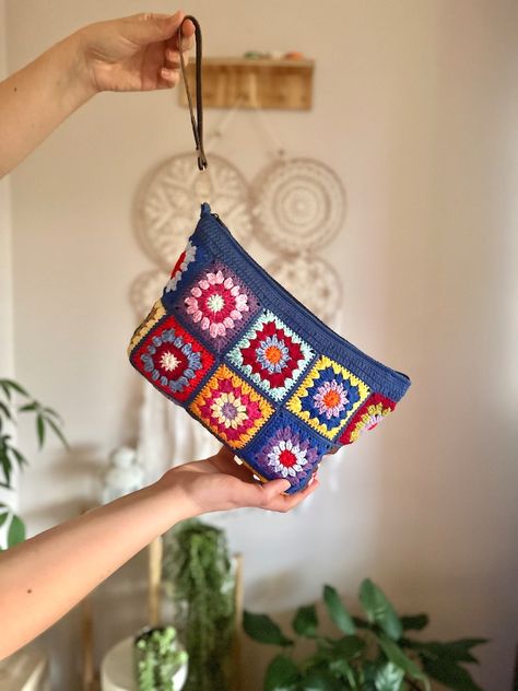 Pochette au crochet carrée grand-mère, pochette colorée au crochet, sac à main au crochet - Etsy France Granny Square Clutch Bag, Granny Square Potholder, Crochet Makeup Bag, Crochet Bag Granny, Sac Granny Square, Colorful Clutch, Granny Square Häkelanleitung, Knitting & Crochet Tools, Crochet Colorful