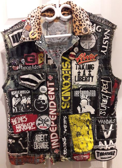 Punk Jean Vest, Punk Rock Vest, Punk Denim Vest, Punk Vest Diy, Jean Jacket Vest Outfits, Battle Vest Ideas, Punk Jacket Diy, Punk Battle Jacket, Punk Denim Jacket