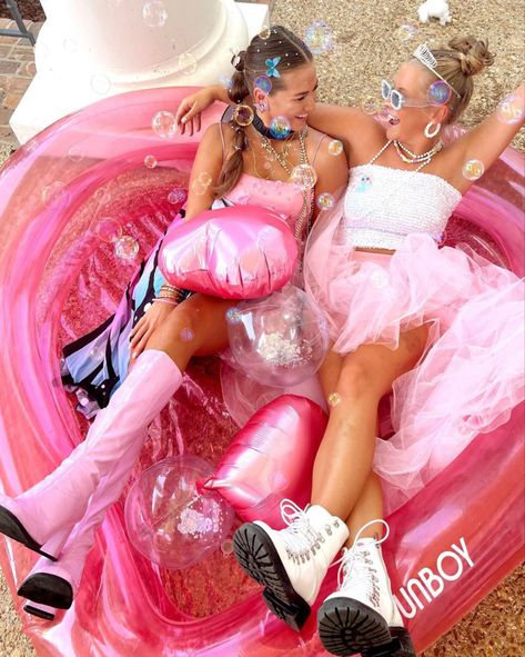 #aesthetic #bubbles #friends Bubble Machine Photoshoot, Bubbles Photoshoot, March Photoshoot, Aesthetic Bubbles, Bubble Clothes, Bubble Machine, Content Ideas, Y2k Aesthetic, Aesthetic Girl