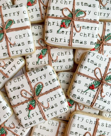 Christmas Present Cookies, Gift Cookies Decorated, Present Cookies, Presents Wrapped, Christmas Sugar Cookies Decorated, Royal Iced Cookies, Iced Biscuits, Royal Icing Decorations, Fancy Cookies