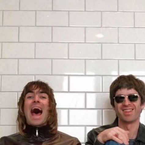 Oasis Chile on Instagram: "📸Repost from: @belter_tunes94 #oasis #liamgallagher #noelgallagher #standingontheshoulderofgiants #heathenchemistry #90srock #manchester #oasisfans #2000smusic #whatsthestorymorningglory #gallagherbrothers #90smusic" Oasis Photoshoot, Oasis Aesthetic, Oasis Album, Oasis Live, Brit Pop, 2000s Music, Liam And Noel, 90s Rock, Noel Gallagher