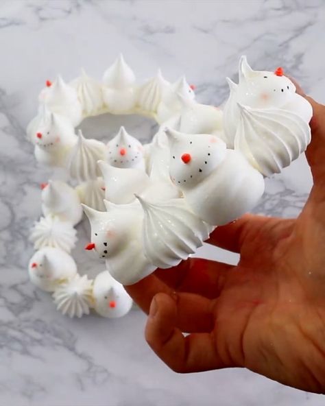 Jyoti Nanra on Instagram: “| Snowman meringue wreaths ☃️🥕❄️ Move over meringue pops, it’s time for meringue wreath everrrything 🙌🏽 I’m sooo here for these! Are you?…” Christmas Meringue Pops, Snowman Meringue, Meringue Wreath, Meringue Pops, Christmas Catering, Peppermint Meringues, Cookie Craft, Meringue Cake, New Year's Cake